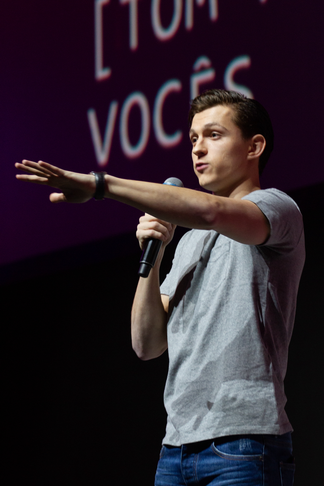 关于险胜首场状态出色，利物浦观众沸腾！，Doinb重返赛场观众掌声雷动的信息爱游体育官网